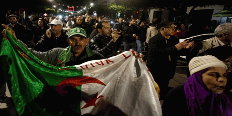   بالفيديو: احتفالات في شوارع الجزائر بعد انسحاب بوتفليقة 